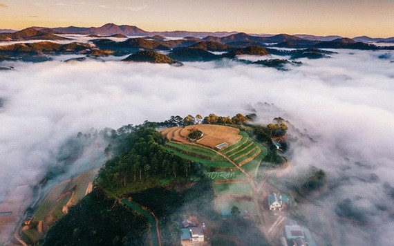 清晨雲霧繞在涼寨盆地上。