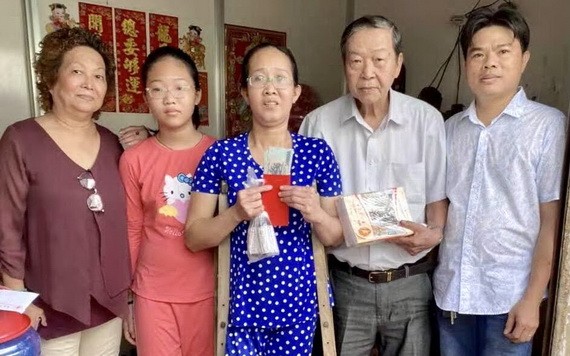 曾廣泳理事長(右二)與各常務副理事長 把物資轉交曾玉蘭母女(右三、四)。