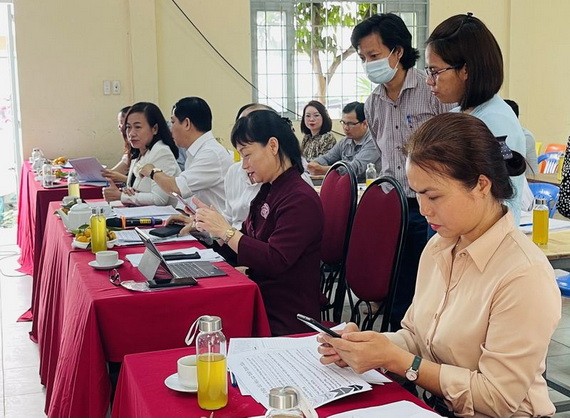 平盛郡領導嘗試在智能手機申報健康電子卷宗。