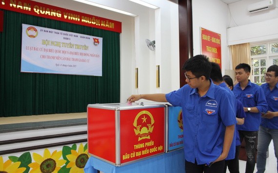 向青年宣傳選舉法律知識