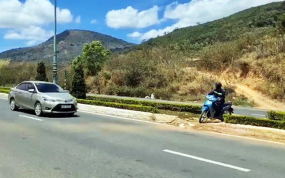 聯姜-普仁高速公路上的分隔綠帶遭人打斷數十處，機車可隨便調頭，造成交通安全隱患。（圖源：玉河）