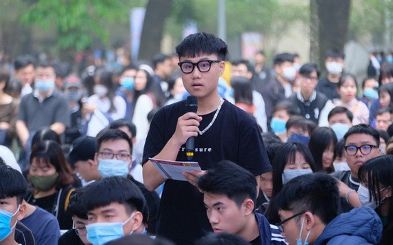 一名高中生在盛會上向主辦單位提問。（圖源：南陳）