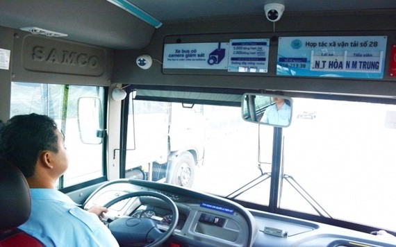 圖為一輛設有監控器的客車。（圖源：世宇）