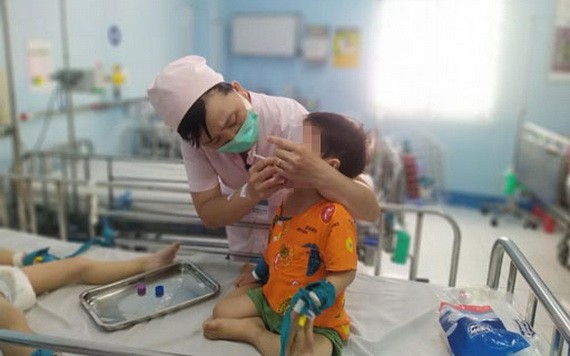 在本市第一兒童醫院感染-神經科接受治療的手足口病患兒。