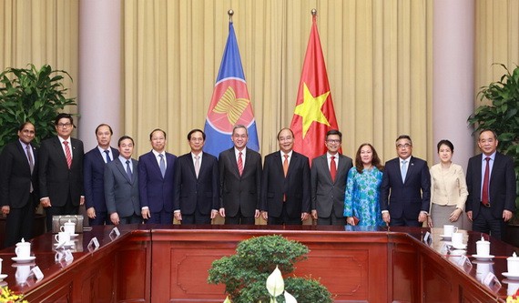 國家主席阮春福與各大使合影。（圖源：越通社）