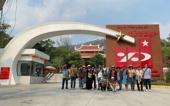越華畫家參觀安江省歷史遺跡。