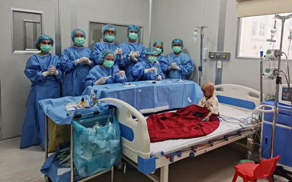 手術成功後的醫療團隊及病童。（圖源：院方提供）