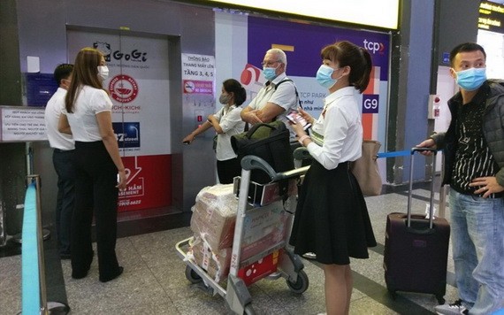 乘客在等電梯上停車樓搭乘網約車。（圖源：明軍）