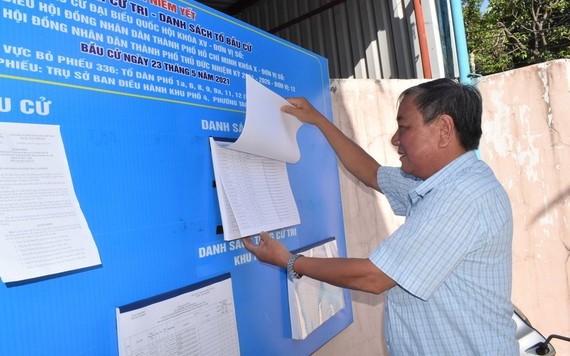 市民查看選民名單。（圖源：廷理）