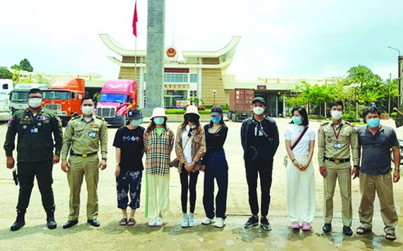 從國外接回６名新冠治癒公民