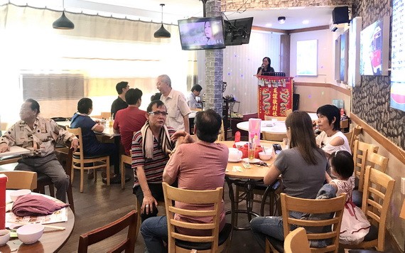 食客在早市歎早茶，唱唱歌，談笑風生。