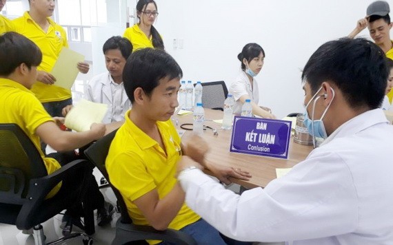 醫生在為勞動者查體。（示意圖源：垂楊）