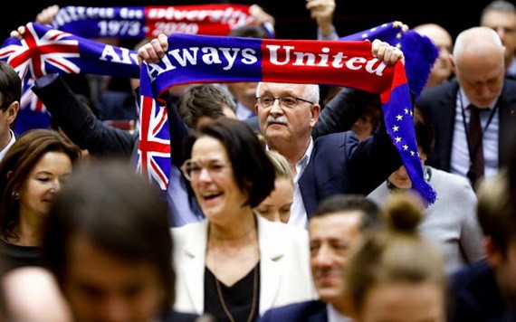 1月29日，歐洲議會批准“脫歐”協議。圖為投票結束後，在場議員高舉“永遠團結”旗幟。 （圖源：互聯網）