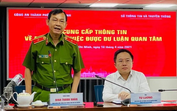 市公安廳副廳長丁清閑少將（左）在新聞發佈會上發言。（圖源：文明）