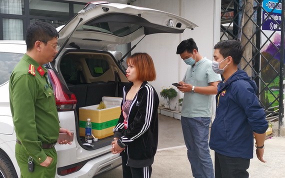 被職能力量當場查獲的歹徒阮氏泰蓉（左二）及毒品物證。（圖源：芳南）