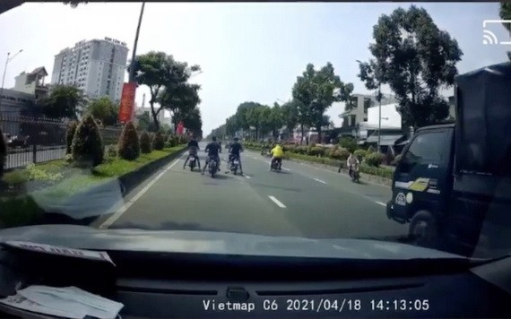 視頻截圖畫面顯示，一群飆車族公然霸佔汽車車道企圖準備飆車競速。