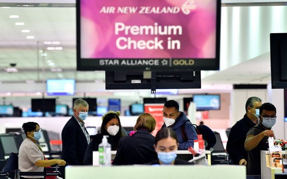 在悉尼國際機場，大批乘客等候辦理登機手續。（圖源：AFP）