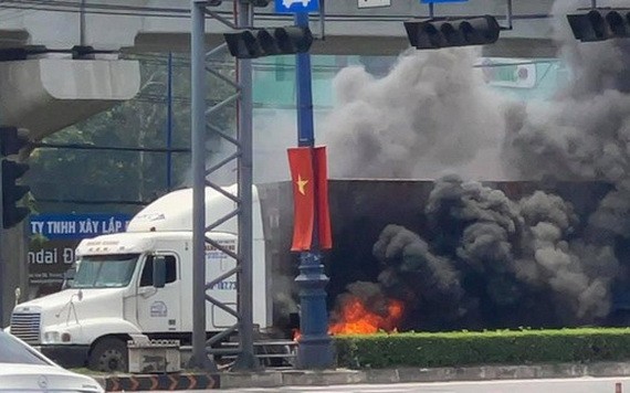 集裝箱車在河內公路自燃