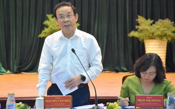 市委書記阮文年（左）在會上發表結論性意見。（圖源：喬峰）