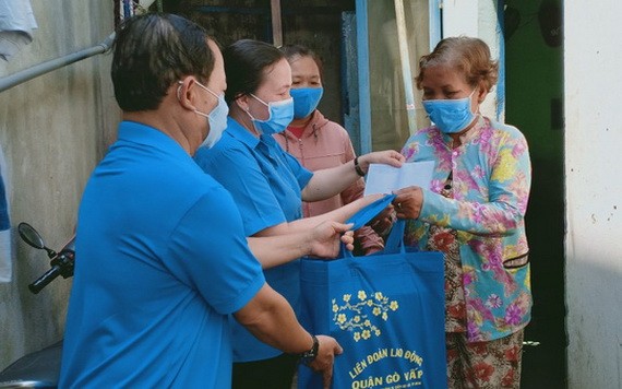 多項競賽運動獲展開至市工會各級。圖為舊邑郡勞動聯團探望並向受新冠肺炎疫情影響的勞工贈送禮物。