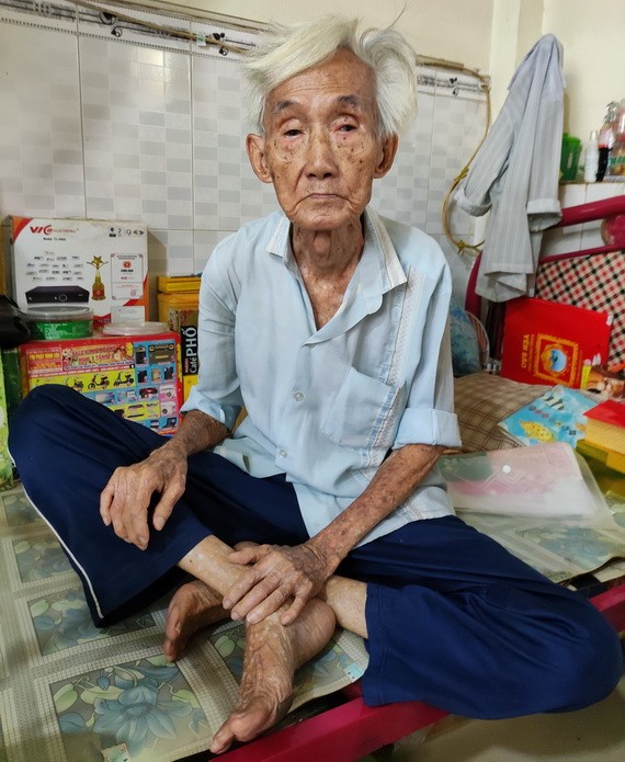 蘇勝洪老大伯每天受病痛折磨。