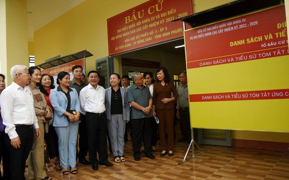 中央檢查委員會主任陳錦秀（前中）親往檢查平福省選舉準備工作。（圖源：A. Lộc）