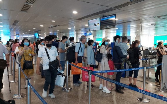 新山一機場安檢區人流通暢無阻