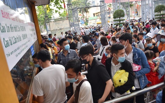 大量遊客排隊等待購買門票。（圖源：TTO）