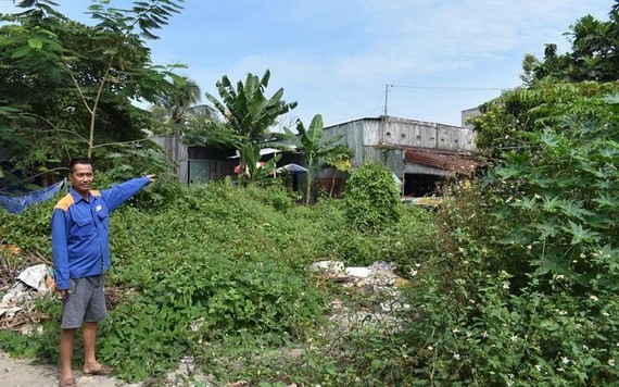 黃文昇指著一棟因受規劃影響已經殘舊但不可修葺的住房。