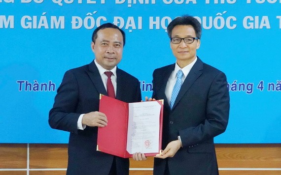 武海軍副教授（左）從政府副總理武德膽手中接過人事委任《決定》。（圖源：VNN）