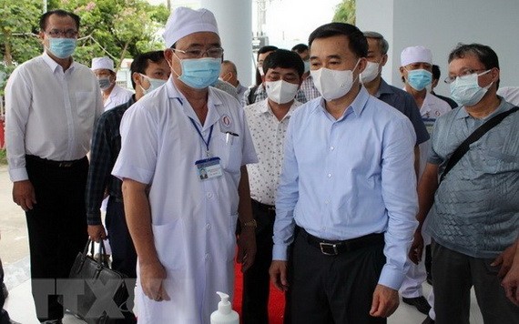 衛生部副部長陳文舜（前右）親往薄寮省進行實地督查和調研當地防疫工作。（圖源：越通社）