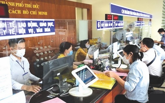 民眾在守德市人委會辦理行政手續。