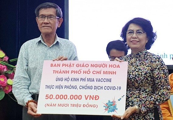 市華人佛教會代表捐款予購買疫苗防疫基金。