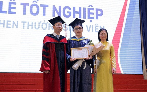 阮富強（中）在畢業典禮上榮獲嘉獎。（圖源：垂玲）