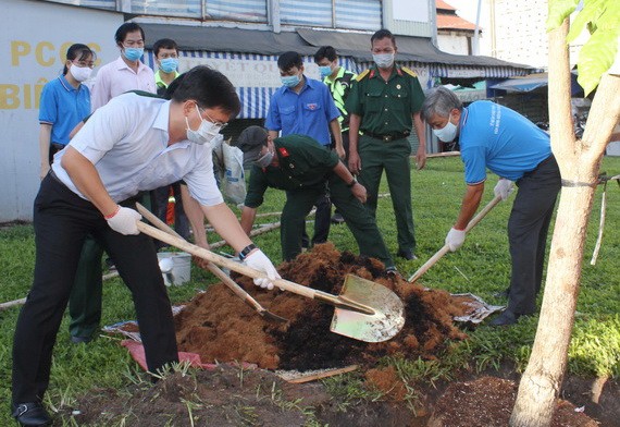 第五郡郡委書記阮孟強參加植樹活動。