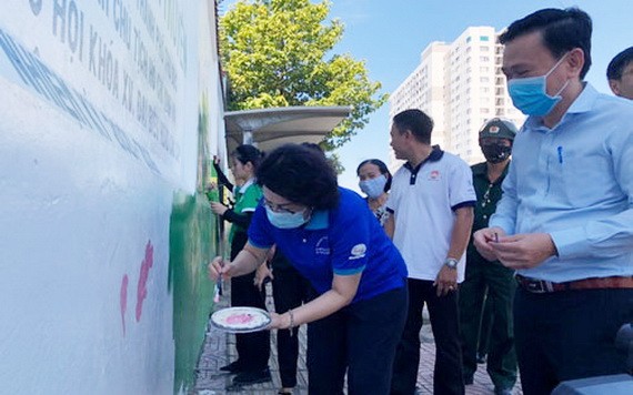 市越南祖國陣線委員會主席蘇氏碧珠與各代表一同塗鴉宣傳壁畫。（圖源：市越南祖國陣線委員會）