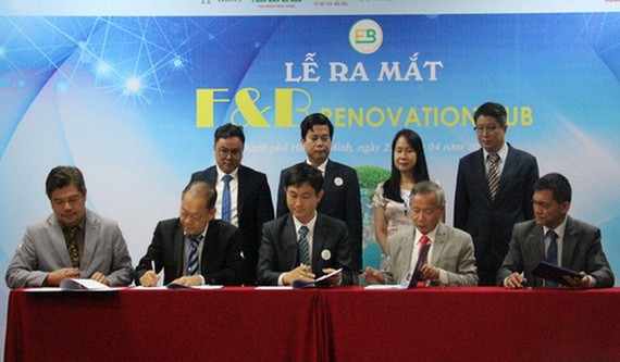 F&B Renovation Hub 聯合創始單位代表簽署業績目標承諾協議。（圖源：金屋）