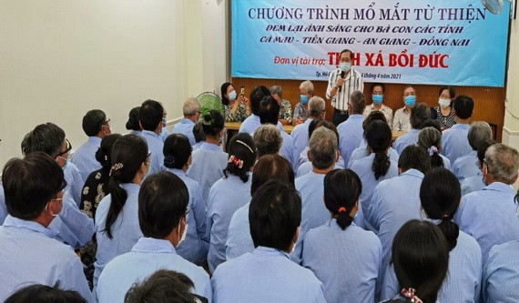 培德精舍常務副會長賴遠東致詞慰問術後白內障病人。