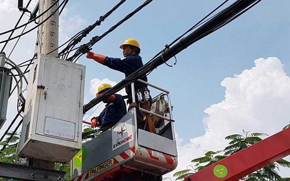 電工在檢查電網安全。