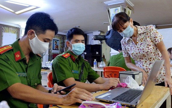 第三郡公安科安排流動工作組為人民辦理公民身份證。