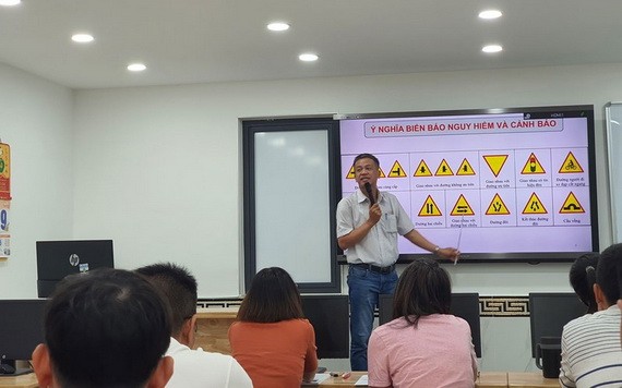 為了駕駛電動汽車，駕駛者必須參加駕駛培訓與駕照考核。