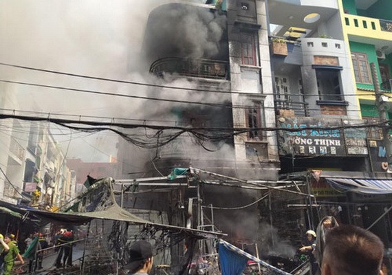 本市一間結合經營住房發生火警的現場。