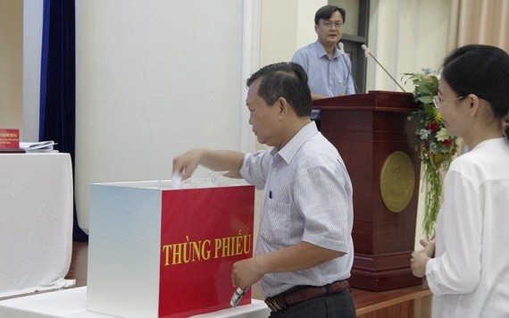 4月17日，市人民議會代表們在第三次協商會議上就新一屆國會代表及市人民議會代表候選人名單進行了無記名投票。（圖源：清泉）