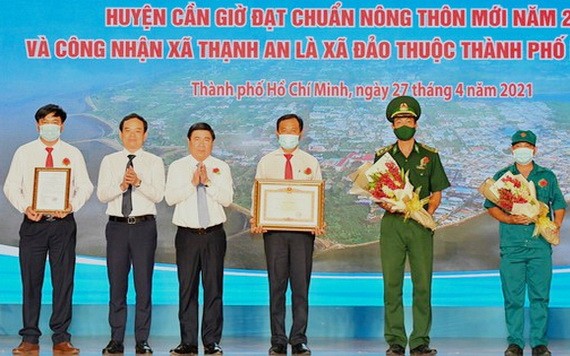 市人委會領導向盛安鄉領導頒授島鄉公認證書。（圖源：越勇）