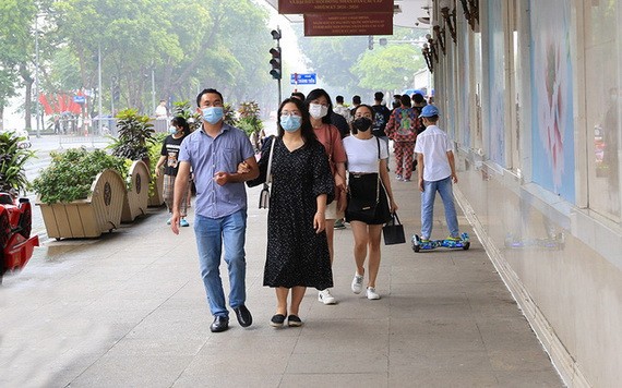 民眾外出時須佩戴口罩，嚴格遵循疫情防範措施。（圖源：衛生部）