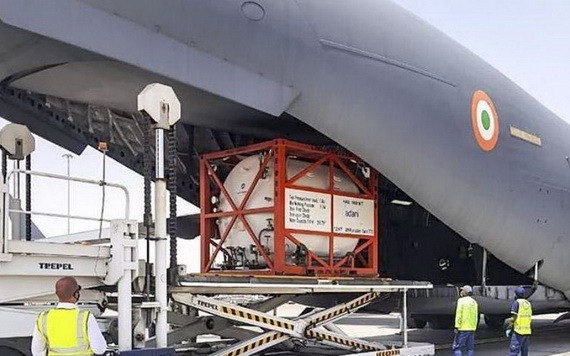 運輸氧氣存儲罐的印度運輸機。