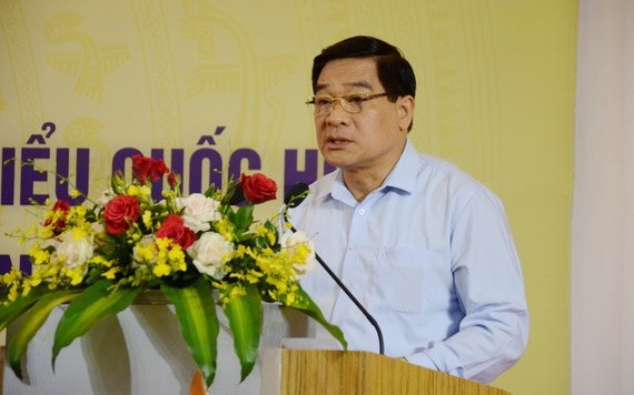 國會民族委員會主席何玉戰在會上發言。（圖源：春瓊）