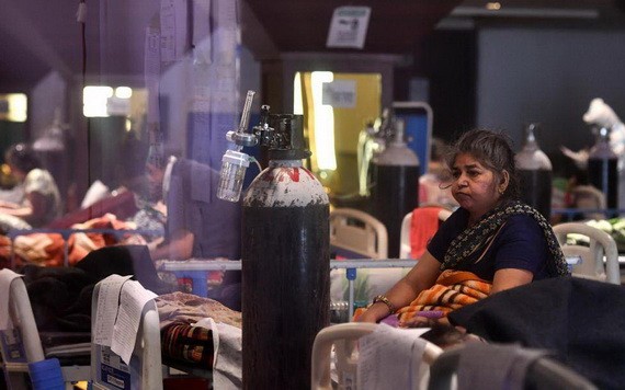 4月29日，一名在印度新德里一處新冠治療中心接受治療的患者坐在床上。（圖源：新華社）