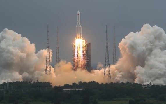 搭載著天和核心艙的長征五號B遙二運載火箭成功點火升空。（圖源：新華社）