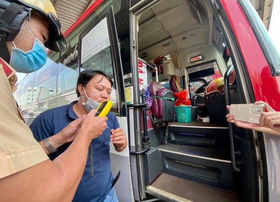 交警對客車司機檢查酒精濃度